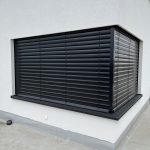 Antracitové vonkajšie žalúzie na nárožnom okne novostavby, Bratislava a okolie