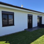 Vonkajšie žalúzie s boxom na oknách a terasových dverách bungalovu, Bratislava a okolie