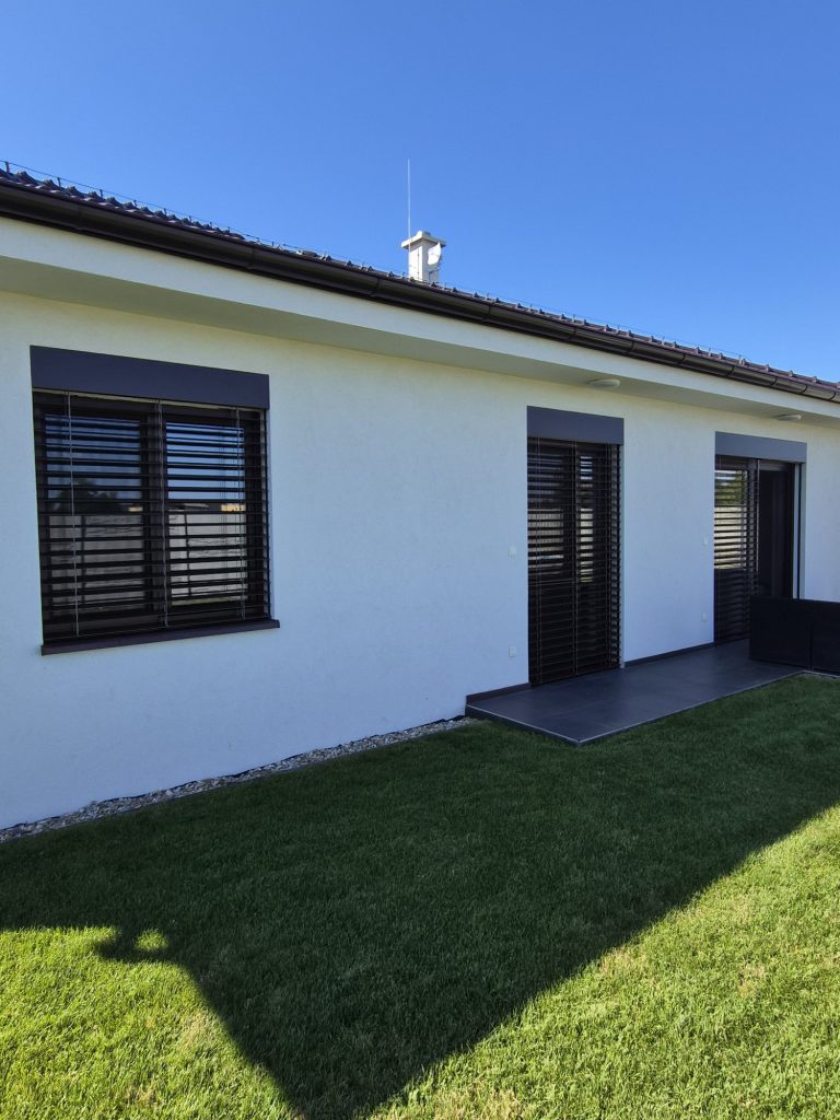 Vonkajšie žalúzie s boxom na oknách a terasových dverách bungalovu, Bratislava a okolie